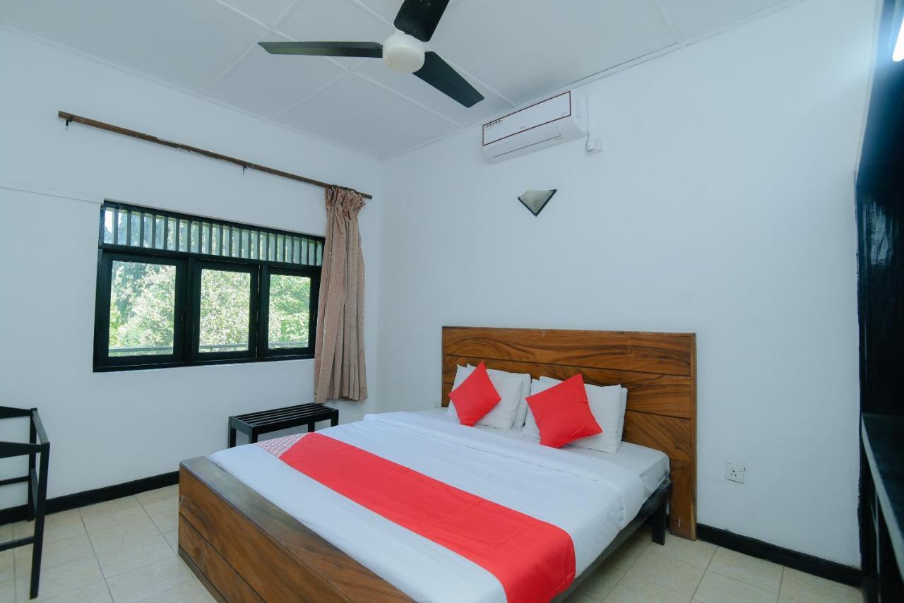 Oyo 479 Water Front Hotel Kandy Exterior photo