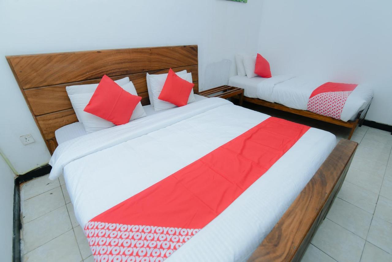 Oyo 479 Water Front Hotel Kandy Exterior photo